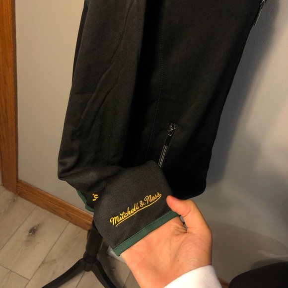 Mitchell & Ness Women’s Greenbay Packers Zip-Up Jacket - Picture 5 of 9